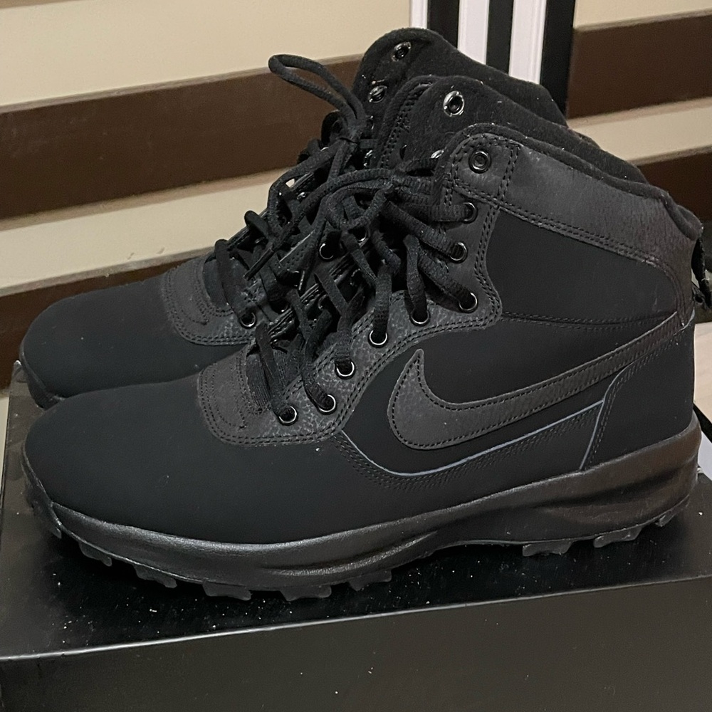 Nike ManoaDome Triple Black Mid Boots size 12.5
